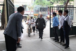 Hà Nội: Thầy hiệu trưởng ra cổng trường cúi chào học sinh mỗi sáng và sau giờ tan học