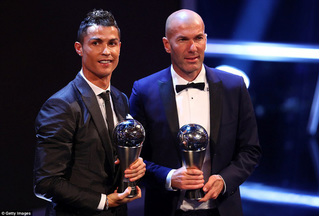 Bạn gái bụng bầu vượt mặt vẫn tháp tùng Ronaldo giành giải Cầu thủ hay nhất FIFA