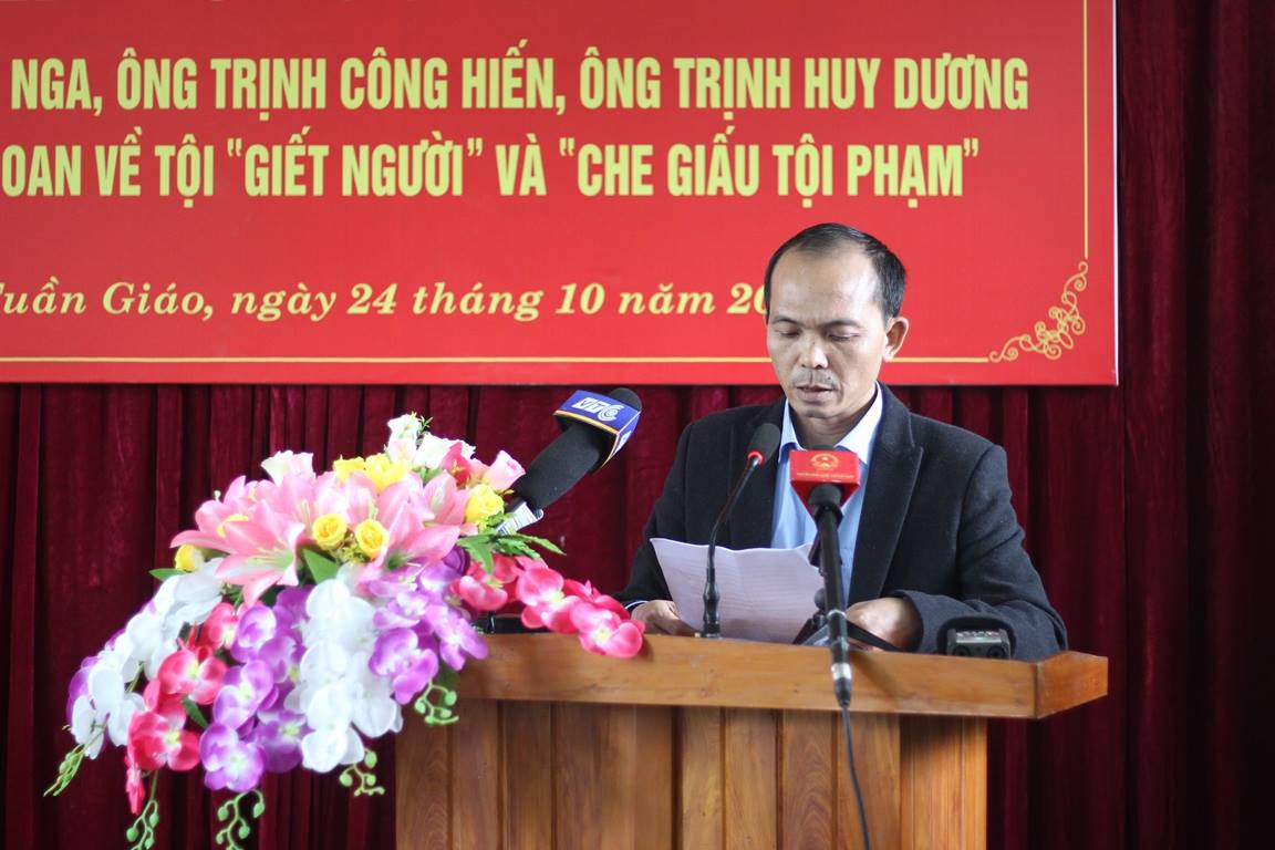 Ông Phạm Tuấn Nam, Chánh án TAND tỉnh Điện Biên đọc lời xin lỗi tớ bà Nga và hai con trai