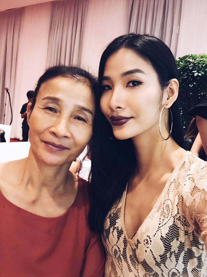 Hoàng Thùy nổi bật tại Hoa hậu Hoàn vũ Việt Nam 2017 - Chụp với mẹ