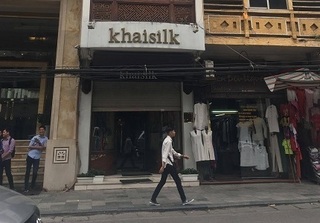 Kiểm tra cửa hàng khăn lụa Khaisilk gắn mác Made in China: Có dấu hiệu gian lận thương mại