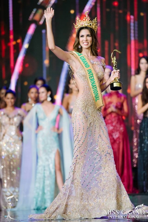 Đương kim Miss Grand International 2017 lộ ảnh phì phèo hút thuốc lá - Vương miện