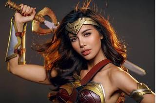 Minh Tú gợi cảm trong bộ hình chiến binh Wonder Woman dịp Halloween