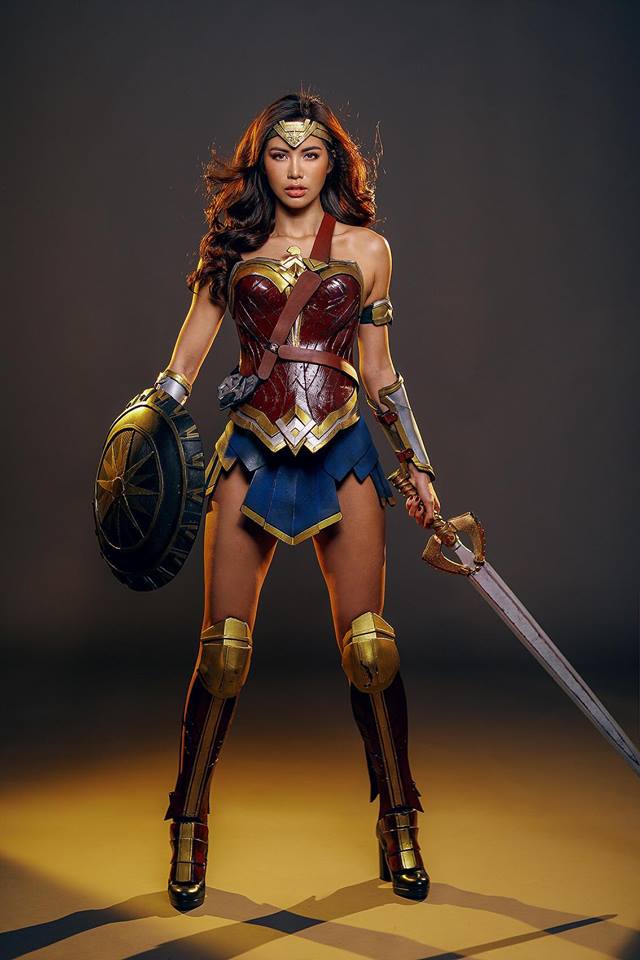 Minh Tú gợi cảm trong bộ hình chiến binh Wonder Woman 2