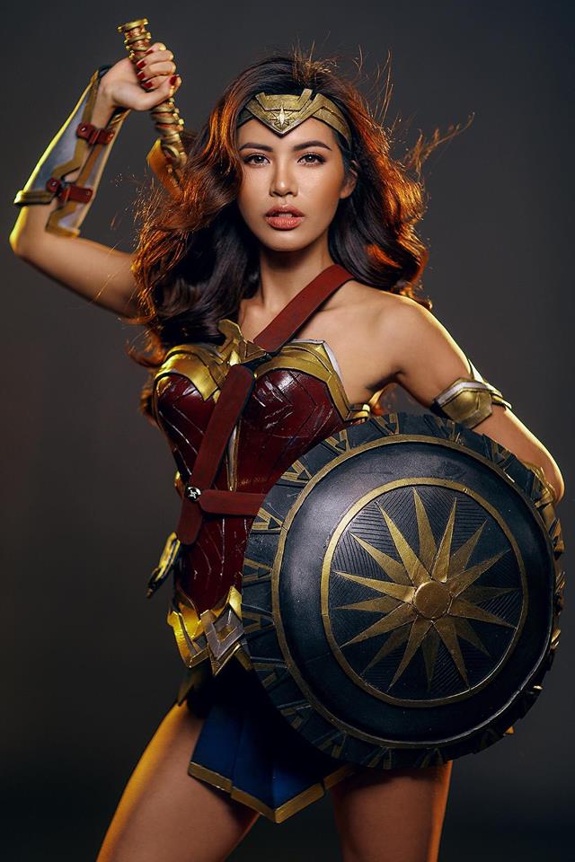 Minh Tú gợi cảm trong bộ hình chiến binh Wonder Woman 3