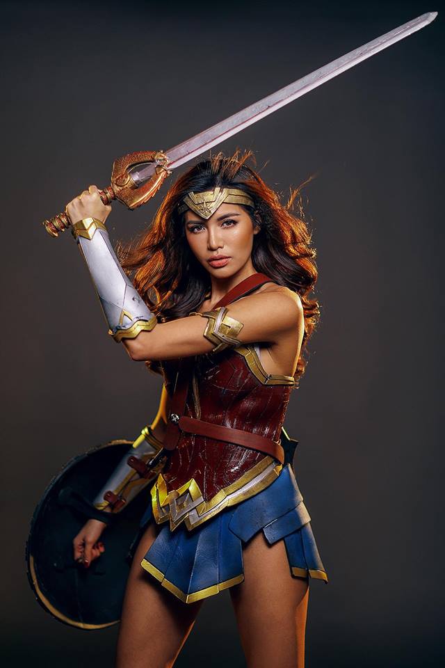 Minh Tú gợi cảm trong bộ hình chiến binh Wonder Woman 4