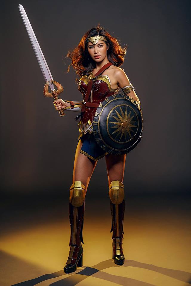 Minh Tú gợi cảm trong bộ hình chiến binh Wonder Woman