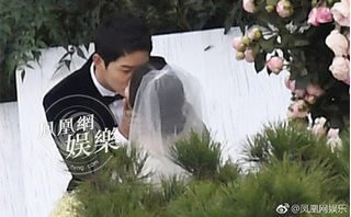 Song Joong Ki hôn đắm đuối cô dâu Song Hye Kyo trên lễ đường
