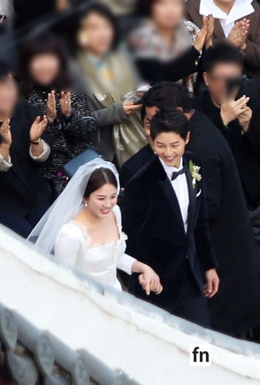 Song Joong Ki hôn đắm đuối cô dâu Song Hye Kyo