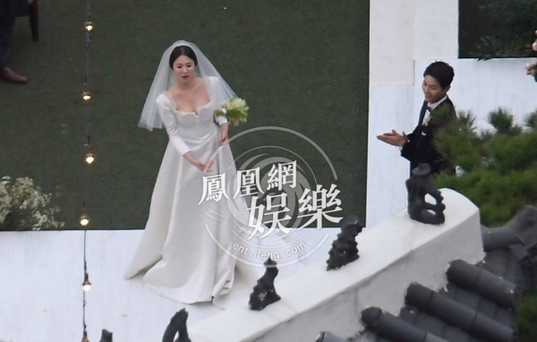 Song Hye Kyo tung hoa cưới trước mặt chú rể Song Joong Ki​