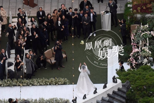 Song Hye Kyo tung hoa cưới trước mặt chú rể Song Joong Ki​ 1