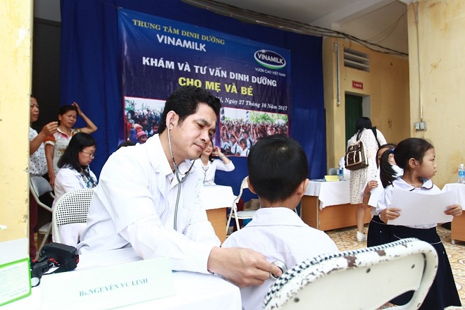 Vinamilk tặng 400 triệu đồng cho học sinh người dân ở Hà Nội