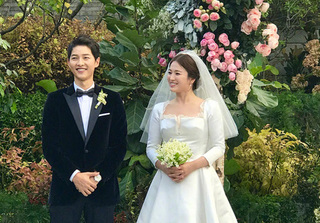 Choáng với giá tiền bó hoa cưới cầm tay trong hôn lễ của Song Joong Ki và Song Hye Kyo