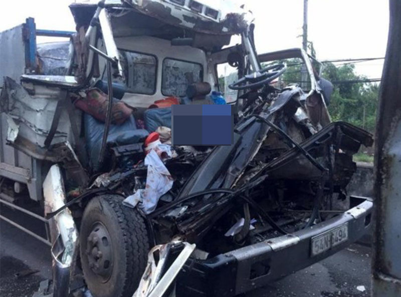 Hai xe tải tông nhau ở Tiền Giang khiến 2 người tử vong