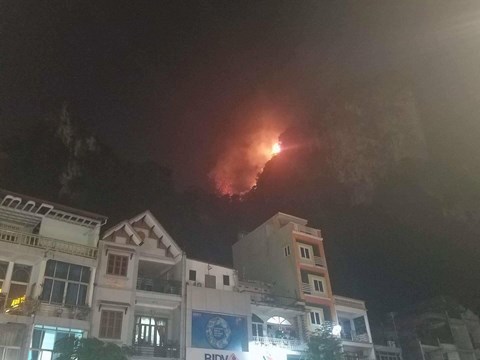 Cháy trên núi Bài Thơ ở Hạ Long, 200 người huy động để dập lửa