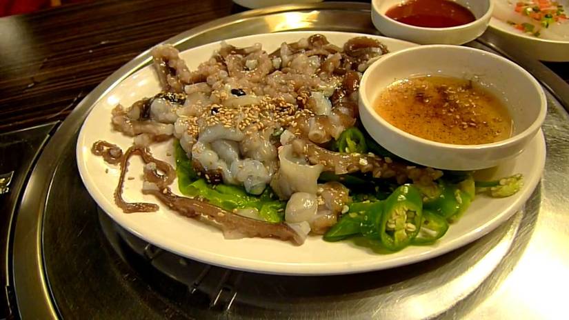 Món ăn kinh dị nhất trên thế giới- bạch tuộc sống