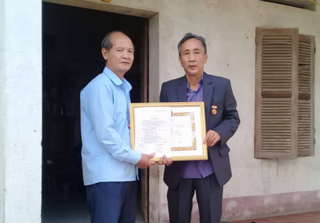 Trao tặng huy hiệu 30 năm tuổi Đảng cho tử tù oan Hàn Đức Long