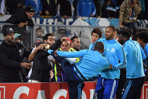Patrice Evra sử dụng kung fu với cổ động viên đội nhà
