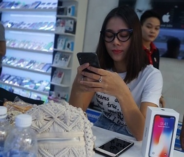 Sao Việt nào sở hữu iphone X đầu tiên tại Việt Nam?