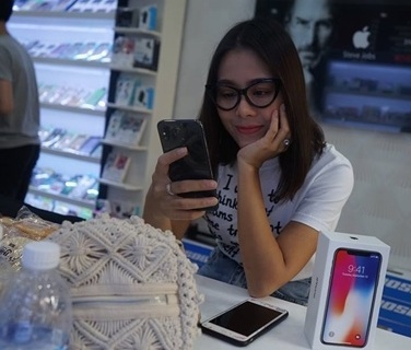 Sao Việt nào sở hữu iphone X đầu tiên tại Việt Nam?