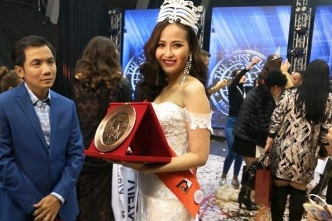 Kháng Ngân đăng quang Hoa hậu Sắc đẹp Toàn cầu 2017