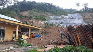 Sạt lở núi nghiêm trọng ở Quảng Nam khiến 8 người bị vùi lấp trong đêm