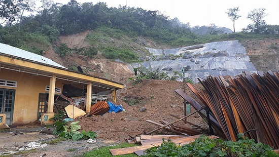 Sạt lở đất sau bão ở Quảng Nam