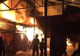 Cháy chợ Thổ Tang lúc rạng sáng, nhiều gian hàng bị thiêu rụi