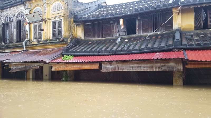 Lũ lớn sau bão ở Quảng Nam, Hội An chìm trong biển nước