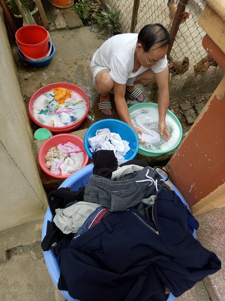 Bố chồng soái ca giặt chậu quần áo to vật vã cho cả nhà