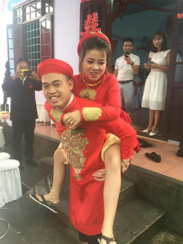 Đám cưới ngày mưa lụt ở Huế, chú rể lội nước cõng cô dâu