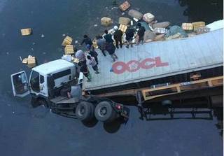 Quảng Ninh: Xe container húc đổ lan can cầu lao xuống sông, một người tử vong