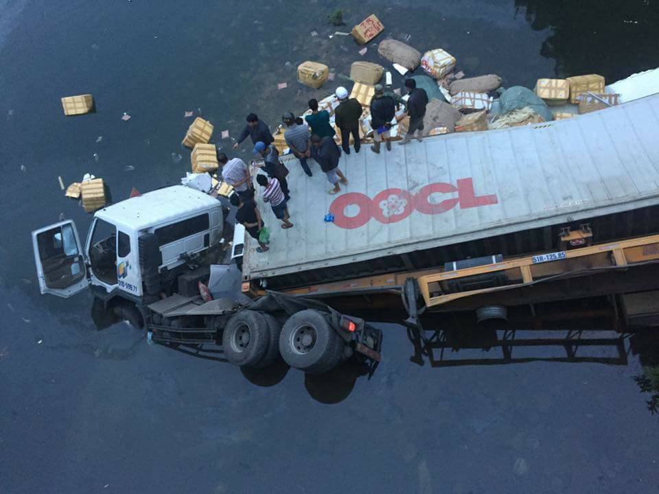 Xe container húc đổ lan can cầu lao xuống sông, một người tử vong