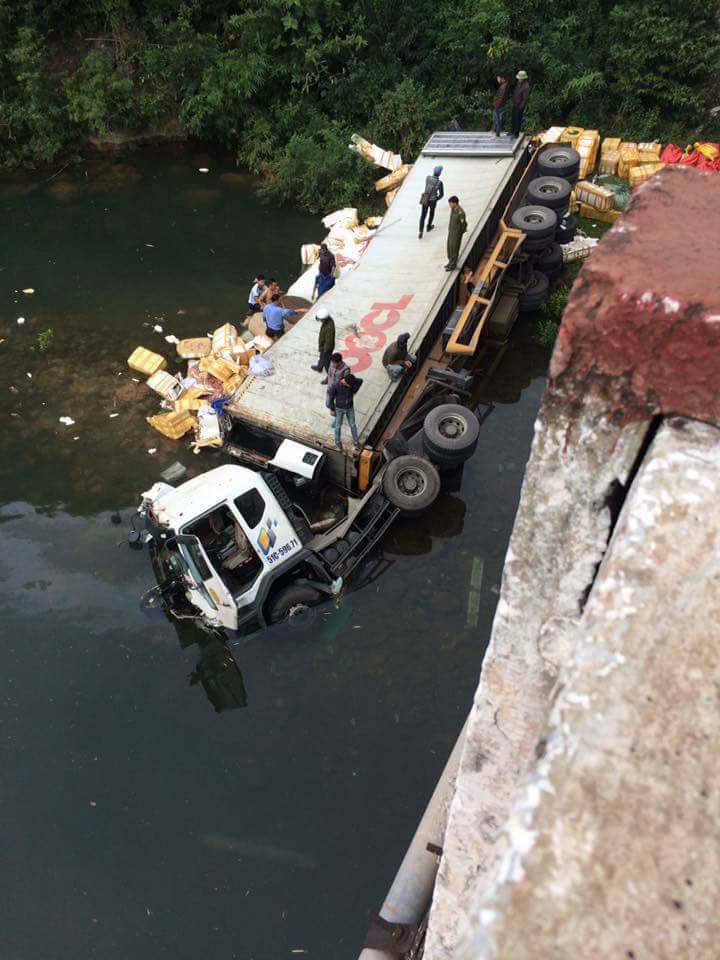 Chiếc xe container lao xuống sông hàng hóa bị đổ ra ngoài