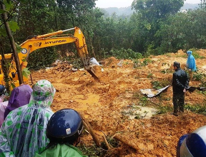Sạt lở đất vùi lấp 4 công nhân thủy điện Bắc Trà My ở Quảng Nam.