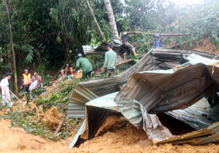 Lại tiếp tục lở núi ở Quảng Nam khiến 10 nhà bị vùi lấp