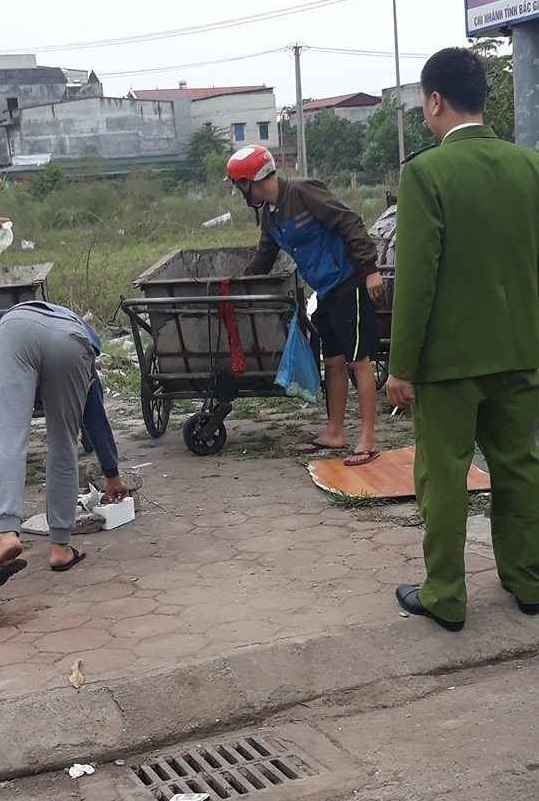 Lực lượng chức năng đang truy tìm người vất bé sơ sinh vào thùng rác