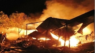 Cháy nhà gỗ lúc rạng sáng khiến 3 bố con tử vong