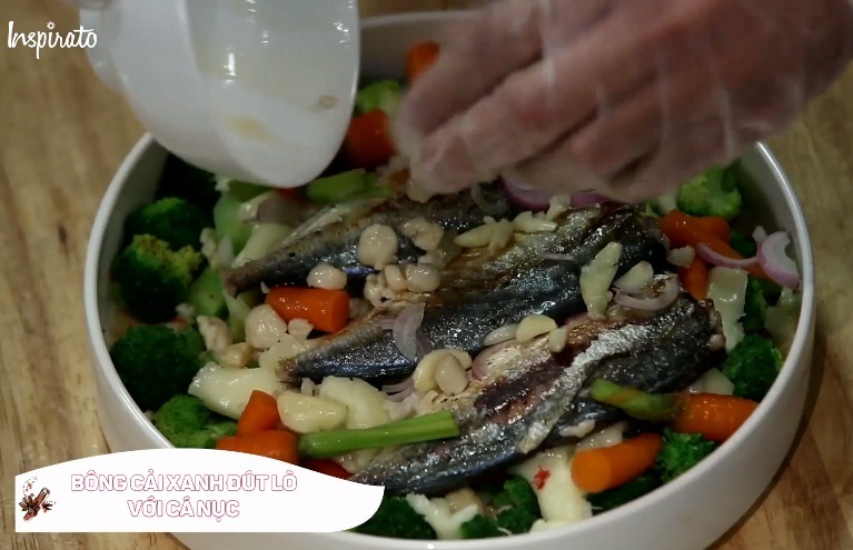 Cách làm món bông cải xanh đút lò với cá nục ngon tuyệt2