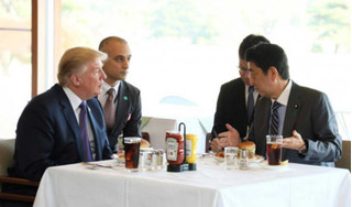 Đến Nhật, Tổng thống Mỹ Trump vẫn giữ nguyên sở thích với hambuger