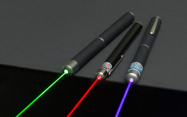 Cảnh báo bút laser làm tổn thương võng mạc vĩnh viễn  