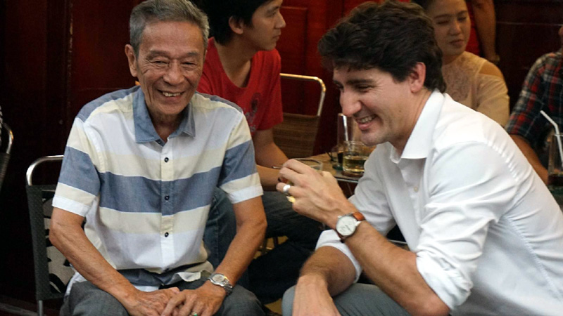 Thủ tướng Canada ngồi vỉa hè uống cà phê sữa ở Sài Gòn 