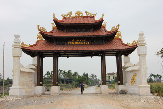 Choáng ngợp với cổng làng bằng gỗ quý hơn 4 tỉ đồng tại Nghệ An