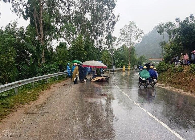 Hai xe máy đấu đầu ở Nghệ An khiến 3 người tử vong