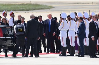Báo chí quốc tế rầm rộ đưa tin Tổng thống Mỹ Trump đến Việt Nam dự APEC