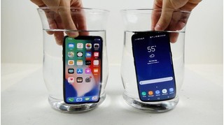 Đọ độ bền khi đóng băng của hai điện thoại iPhone X và Galaxy S8 