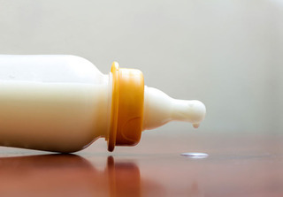 7 cách kết hợp sai lầm khi pha sữa cho con, dù sữa bổ mấy trẻ cũng chậm lớn