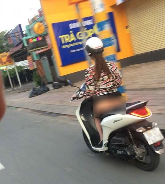 Cô gái nhận“gạch đá” vì để lộ cả vòng 3 trên đường phố Sài Gòn