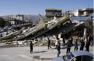 Hơn 450 người chết, cứu hộ vẫn đang vật lộn với trận động đất kinh hoàng ở Iran - Iraq