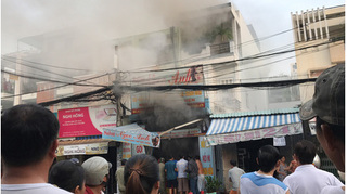 Xe tải tông sập cửa một căn nhà đang cháy lớn ở TP.HCM